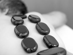 De combinatie massage is een combinatie van een klassieke ontspanningsmassage en een massage met hete stenen. In de luxe Spa van Fort Resort Beemster geniet u van deze heerlijke massage.