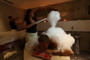 Een ritueel met zeep, schuim en scrub. Het weldadige hammam ritueel bij Fort Resort Beemster.