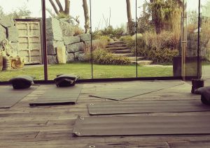 Op slechts 20 minuten van Amsterdam worden in Fort Resort Beemster wekelijks yogalessen gegeven.